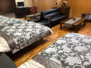 a living room with two beds and a couch at Cool-Villa 飛騨リゾート in Hida
