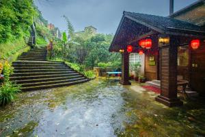 a house with steps and a house with water at Jiufen Kite Museum in Jiufen