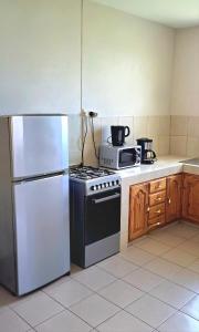 una cucina con piano cottura e frigorifero di Bodhee Villa a Grand Baie