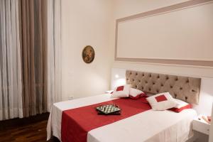 Кровать или кровати в номере Bernini House Naples