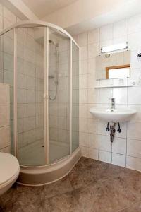 ein Bad mit einer Dusche und einem Waschbecken in der Unterkunft Hotel Jasmin in Pforzheim