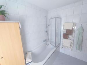 un bagno bianco con vasca e doccia di Chalet in Ramsau near Horbergbahn Ski Lift a Hippach Altre 22 foto