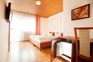 ein Hotelzimmer mit einem Bett und einem Fenster in der Unterkunft Hotel Jasmin in Pforzheim