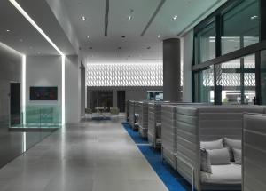 a lobby with a row of benches in a building at Workinn Hotel in Gebze