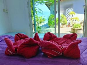 穆島的住宿－柯木海景簡易別墅旅館，两朵红花坐在床上