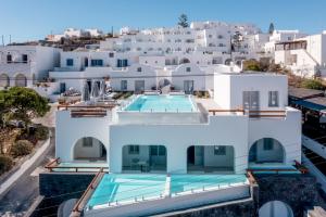 Piscina en o cerca de Santorini Palace