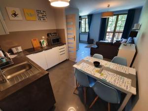 Kuchyňa alebo kuchynka v ubytovaní Trevilles Apartamenty - Forest Hill