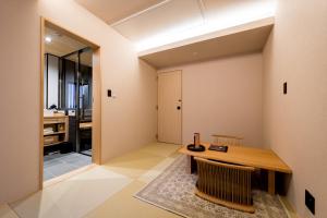 ein Esszimmer mit einem Tisch und ein Badezimmer in der Unterkunft Ishibekoji Muan in Kyoto