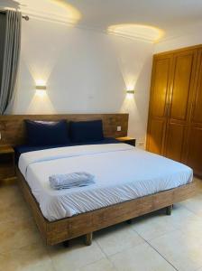 1 dormitorio con 1 cama grande y 2 toallas. en Elegant 3 bedrooms apartment ikoyi en Lagos
