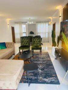 sala de estar con sofá y mesa en Elegant 3 bedrooms apartment ikoyi en Lagos