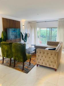 sala de estar con sofá y silla en Elegant 3 bedrooms apartment ikoyi en Lagos