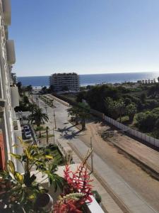 un balcón de un edificio con el océano en el fondo en Departamento a pasos de la playa avenida del mar, en La Serena