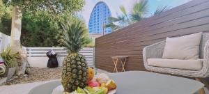 una piña sentada sobre una mesa con fruta en STAY Downtown Retreat, en Limassol