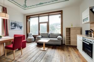 uma sala de estar com um sofá e uma mesa em Konrad-Haus - DorfResort Mitterbach em Mitterbach