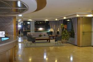 a lobby with a couch and a table and chairs at Appartamento Long Beach in Punta del Este +80 photos