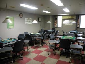 une salle de classe avec des tables et des chaises dans une salle dans l'établissement First Inn Takamatsu, à Takamatsu