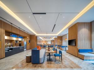 an office lobby with a table and chairs at Holiday Inn Express Nanning Jiangnan, an IHG Hotel in Nanning