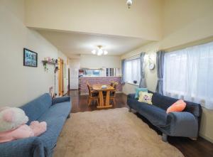 uma sala de estar com dois sofás azuis e uma mesa em Nasu-gun - House - Vacation STAY 13449 em Nasu-yumoto