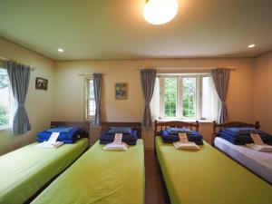 um quarto com três camas e janelas em Nasu-gun - House - Vacation STAY 13449 em Nasu-yumoto