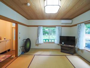 uma sala de estar com uma televisão de ecrã plano e uma ventoinha em Nasu-gun - House - Vacation STAY 13449 em Nasu-yumoto