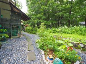 um jardim com um caminho ao lado de uma casa em Nasu-gun - House - Vacation STAY 13449 em Nasu-yumoto