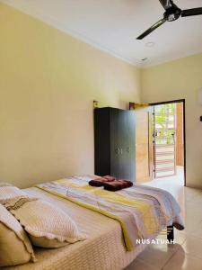 1 dormitorio con 1 cama en una habitación en NusaTuah Roomstay en Melaka