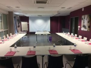 Zona business o sala de conferencias en The Originals City, Hôtel des Lys, Dreux