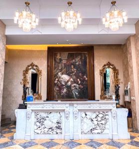 un vestíbulo con una pintura en la pared y un mostrador de mármol en No. 6 Baowanglai Hotel en Caotun