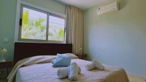 une chambre avec un lit avec deux serviettes dessus dans l'établissement STAY Kapparis Horizon, à Paralímni 175 autres photos