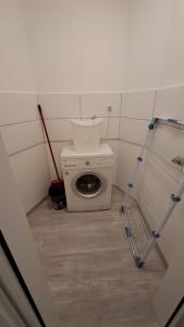 a laundry room with a washing machine and a mop at Wohnung am Krankenhaus, Ruhr, Wasserbhf. in Mülheim an der Ruhr