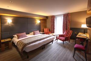 Postel nebo postele na pokoji v ubytování Le Grand Hotel & Spa + 37 fotografií