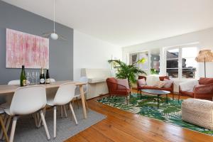 uma sala de estar com mesa e cadeiras em Petite France-Cathédrale, Duplex 100m2- 3 chambres em Estrasburgo