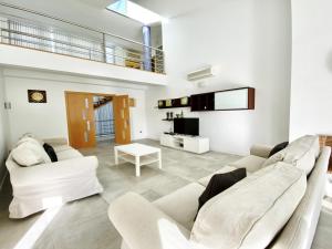 Posedenie v ubytovaní Isabella spacious modern villa with sea views