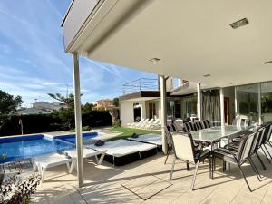 Bazén v ubytovaní Isabella spacious modern villa with sea views alebo v jeho blízkosti
