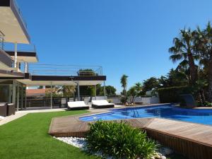 Bazén v ubytovaní Isabella spacious modern villa with sea views alebo v jeho blízkosti