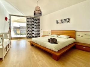 Posteľ alebo postele v izbe v ubytovaní Isabella spacious modern villa with sea views