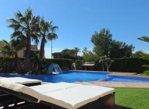 Bazén v ubytovaní Isabella spacious modern villa with sea views alebo v jeho blízkosti