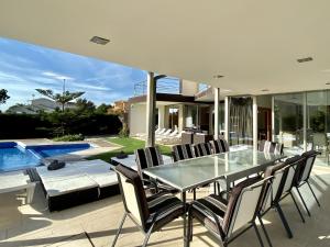 Bazén v ubytovaní Isabella spacious modern villa with sea views alebo v jeho blízkosti
