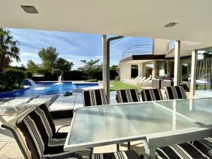 Bazén v ubytovaní Isabella spacious modern villa with sea views alebo v jeho blízkosti