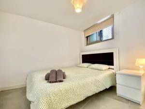 Posteľ alebo postele v izbe v ubytovaní Isabella spacious modern villa with sea views