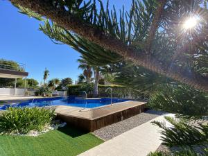 Bazén v ubytovaní Isabella spacious modern villa with sea views alebo v jeho blízkosti
