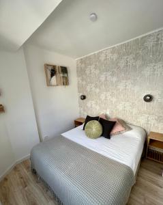 Una cama o camas en una habitación de Encantador apartamento en Tossa de Mar
