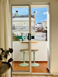 Habitación con vistas a un balcón con mesa y ventana. en Encantador apartamento en Tossa de Mar, en Tossa de Mar