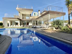 Bazén v ubytovaní Isabella spacious modern villa with sea views alebo v jeho blízkosti