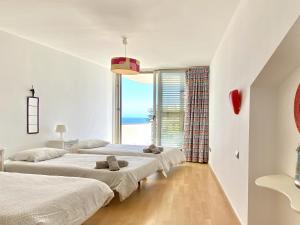 Posteľ alebo postele v izbe v ubytovaní Isabella spacious modern villa with sea views