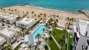 フジャイラにあるPalace Beach Resort Fujairahのビーチとリゾートの空中の景色を望めます。