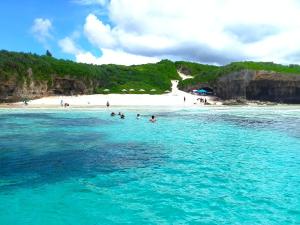 eine Gruppe von Menschen im Wasser an einem Strand in der Unterkunft 宮古島 Guesthouse Re-Spect in Miyako-jima