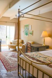 מיטה או מיטות בחדר ב-Camellia Haven
