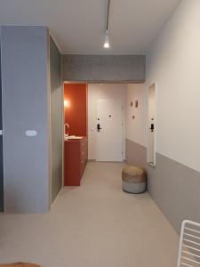 Pokój z przedpokojem, umywalką i stołem w obiekcie Odra Apartments we Wrocławiu +9 zdjęć