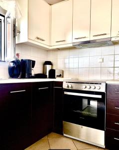 A kitchen or kitchenette at House Marina